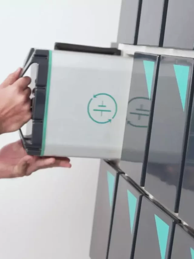Inserting-battery-pack-into-BSS