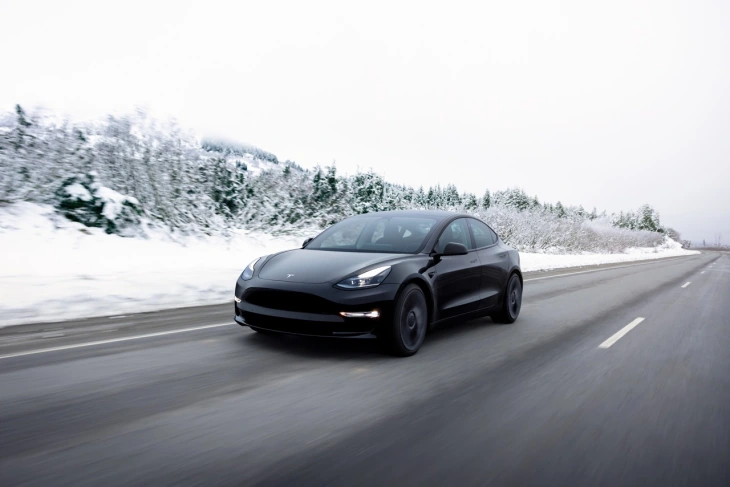 Tesla-Model-3-in-Snow-Large